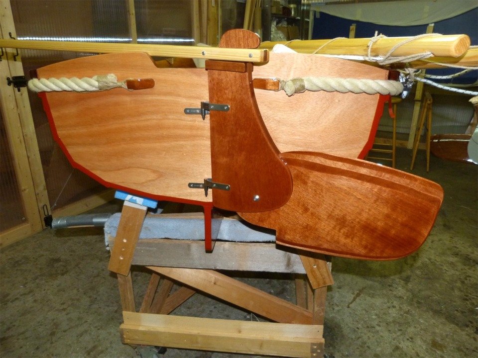 S'il touche un obstacle, le safran pivotera et se rel&egrave;vera tout seul sans casse (mais par contre, la d&eacute;rive sabre, arriv&eacute;e en g&eacute;n&eacute;ral sur l'obstacle l&eacute;g&egrave;rement avant le safran, n'a pas cet avantage...) C'est donc un syst&egrave;me qui n'est int&eacute;ressant que pour les cas o&ugrave; l'on navigue sans d&eacute;rive, au portant, par exemple, ou lorsque l'on arrive sur une plage et que l'on vient de relever la d&eacute;rive. C'est l&agrave; qu'est son v&eacute;ritable int&eacute;r&ecirc;t, car on a &agrave; ce moment assez de trucs &agrave; g&eacute;rer pour r&eacute;ussir une arriv&eacute;e de plage dans la dignit&eacute; sans devoir penser en plus &agrave; larguer le bout qui tient le safran en position basse... 