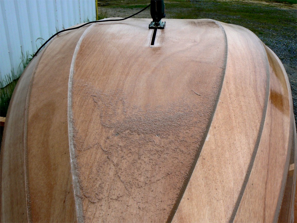 De nouveau ce moment difficile o&ugrave; il faut ouvrir le bas du puits de d&eacute;rive &agrave; travers la sole... J'ai l'impression d'&eacute;ventrer cette coque qui n'a rien fait pour m&eacute;riter un tel traitement... 