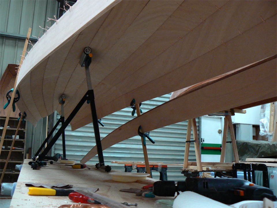 Je suis en train de suturer le sixi&egrave;me bord&eacute; tribord. Je me sers des "b&eacute;quilles" et des pinces pour pr&eacute;senter le bord&eacute; en position idoine. 