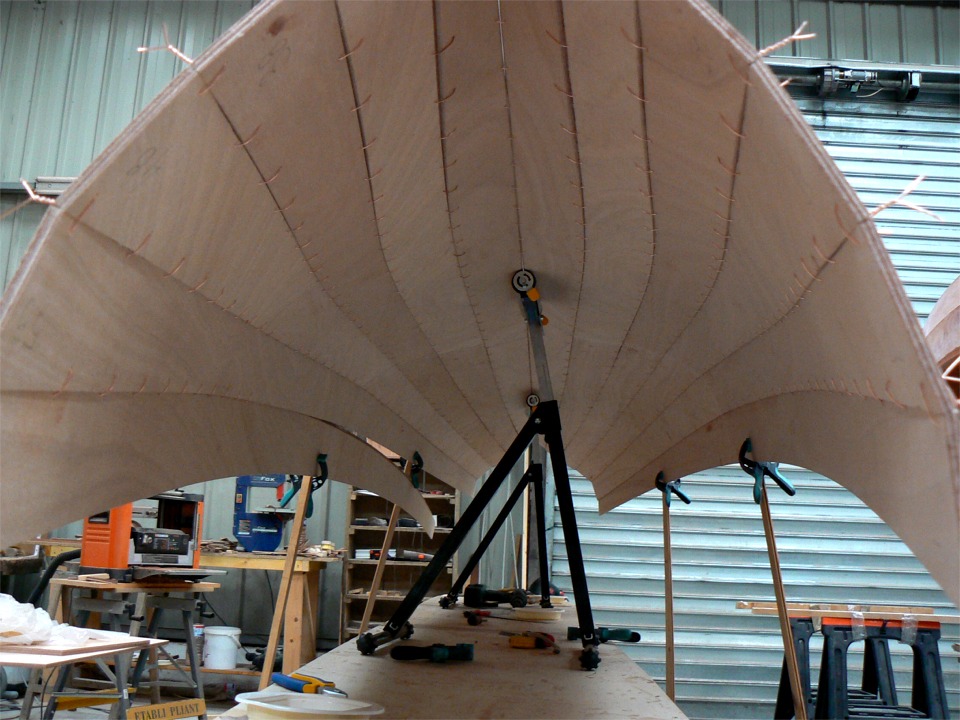 Et voici le tour du sixi&egrave;me bord&eacute; babord. Il y a une suture tous les 12 cm, j'aurais pu les espacer un peu plus. 