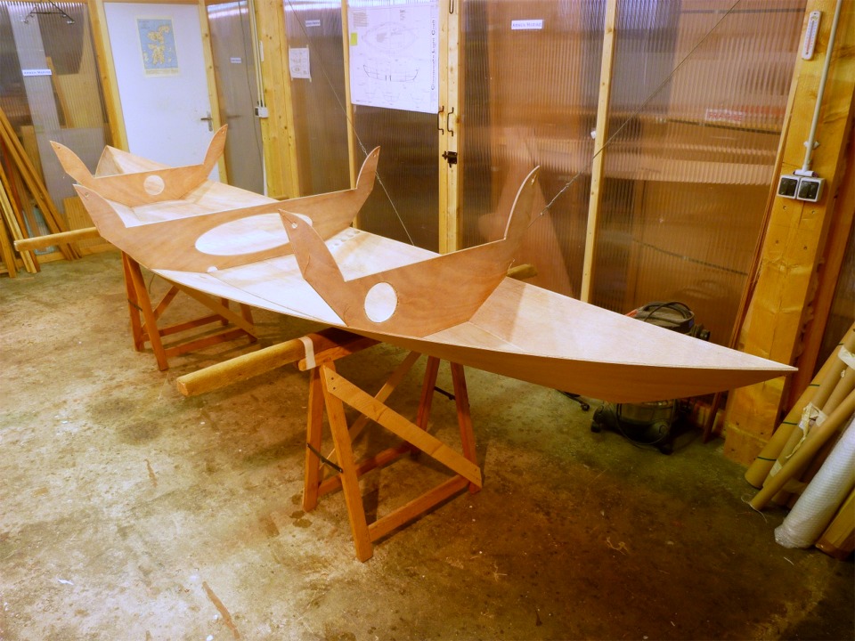 J'ai commenc&eacute; la couture d'un nouveau Skerry, qui est le 14e que je construis, seul ou en construction accompagn&eacute;e, et le 37e &agrave; venir inonder le march&eacute; du voile-aviron l&eacute;ger, en France et pays limitrophes. C'est aussi le 48e bateau que je construis depuis le d&eacute;but d'Arwen Marine. Il sera gr&eacute;&eacute; en sloop houari, avec une grand-voile blanche et un foc rouge vif (comme le Ponant). Sur cette photo, j'ai d'abord cousu les bord&eacute;s 1 sur les cot&eacute;s de la sole, j'ai ensuite ajout&eacute; les trois cloisons, puis cousu l'&eacute;trave et l'&eacute;tambot. 