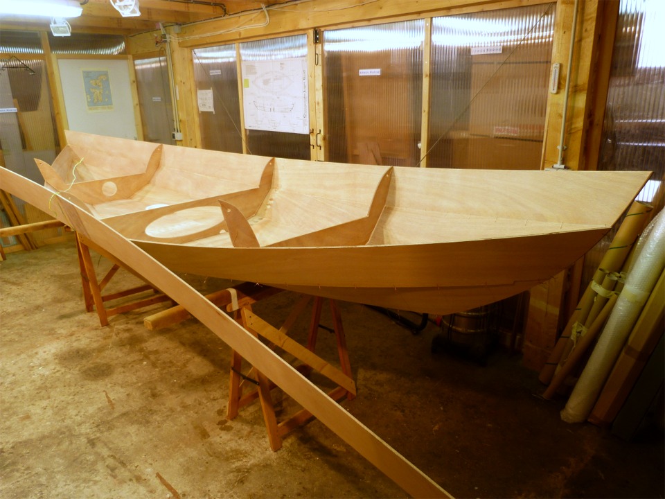 Et enfin les bord&eacute;s 3 : celui de b&acirc;bord est d&eacute;ja cousu en place, alors que je viens seulement d'accrocher celui de tribord &agrave; la "corne" de la cloison centrale, et on voit que l'avant de ce bord&eacute; est &agrave; terre. Je vais maintenant aligner l'extr&eacute;mit&eacute; avant sur l'&eacute;trave et passer une ou deux sutures afin d'immobiliser le bord&eacute; &agrave; l'avant. Je vais ensuite le suturer en progressant vers le milieu, d&eacute;faire l'attache temporaire sur la cloison centrale, et continuer la couture vers l'&eacute;tambot. 