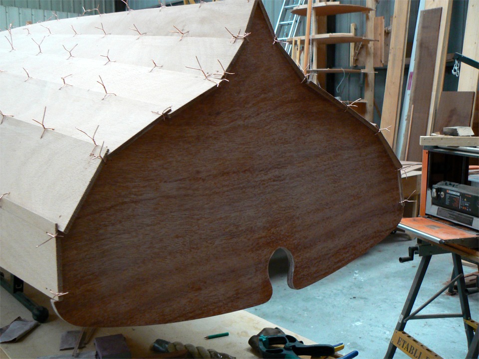 Et voil&agrave; ! Pour les yoles que j'ai construites avant j'avais pr&eacute;f&eacute;r&eacute; visser les bord&eacute;s dans le tableau, mais c'est finalement bien plus facile de suturer, on ne crait pas de visser &agrave; cot&eacute; !