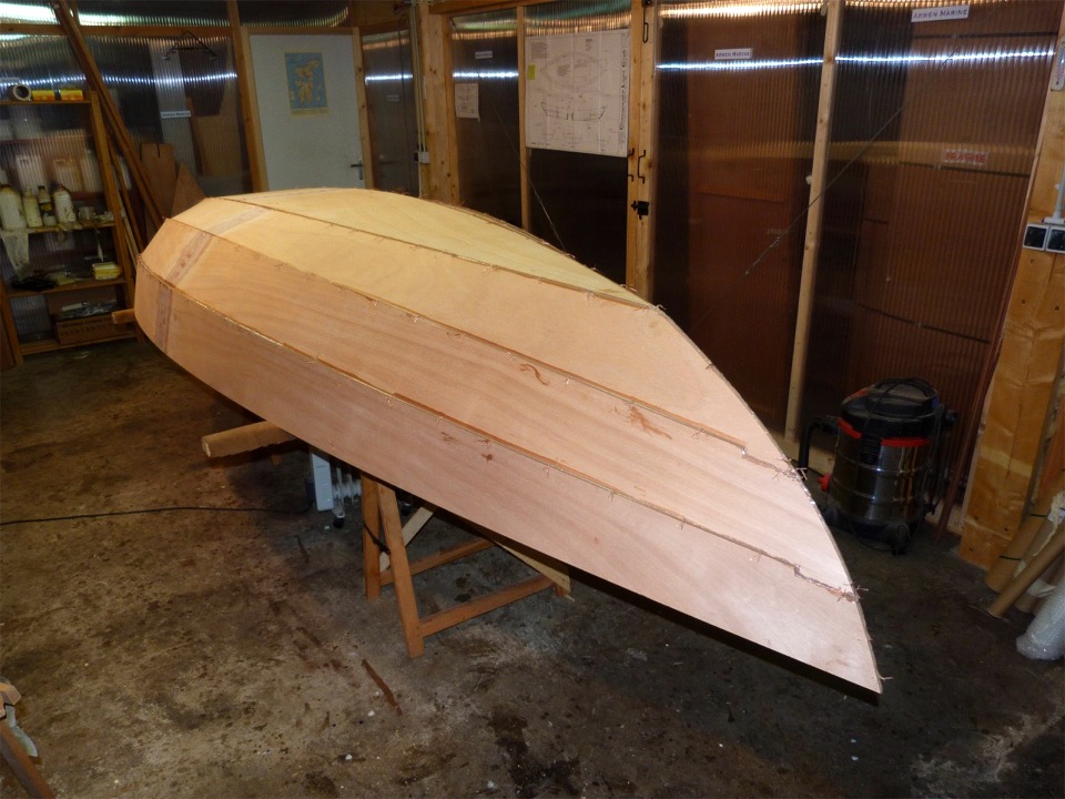 J'ai ensuite fait de bons gros joints-cong&eacute;s dans l'&eacute;trave et dans l'&eacute;tambot. Truc : j'ai form&eacute; et liss&eacute; la face concave de ces joints-cong&eacute;s &agrave; l'aide d'un bout de tube PVC de 40 mm de diam&egrave;tre. Ma fid&egrave;le assistante m'a ensuite aid&eacute; &agrave; tourner la coque et j'ai fait le premier collage sur l'ext&eacute;rieur. 