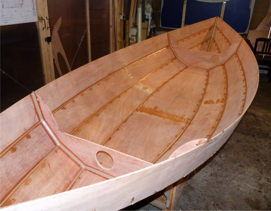 J'ai ensuite fait les joints-cong&eacute;s des cloisons avant et arri&egrave;re, puis tous les joints entre les panneaux de coque sur l'int&eacute;rieur. On voit que j'ai &eacute;galement bouch&eacute; les trous des sutures et fait des retouches sur les joints-puzzle de la sole et du bord&eacute; 1 tribord.