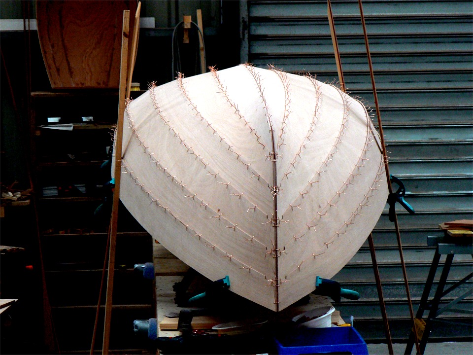 J'ai ajout&eacute; la guirlande, tenue pour l'instant avec des pinces, et la coque est virtuellement &agrave; sa forme d&eacute;finitive, mais rien n'est encore coll&eacute;. 