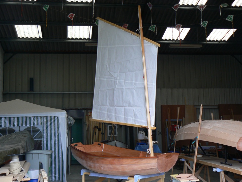 Jour d'essayage du gréement pour la Prame d'Eastport. Je dois avouer que je suis un peu sceptique devant la finesse de la bôme et de la vergue fournies dans le kit. Par contre, le mât assure à donf, il est largement dimensionné en diamètre et un peu trop long... 