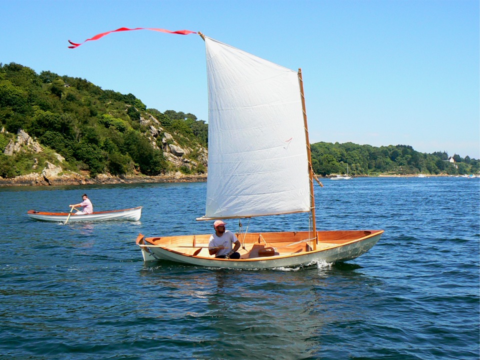 Voici des images des essais complémentaires du Skerry lancé fin mars dernier, en compagnie de ma première Yole de Chester. Une magnifique journée avec grand soleil et petite brise sur l'embouchure du Trieux, dans les Côtes d'Armor. 