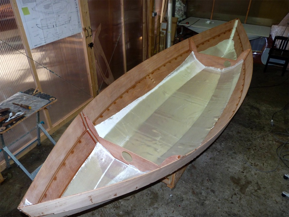 J'encha&icirc;ne avec la stratification : je commence par draper les panneaux de tissu de verre sur les trois compartiments. 