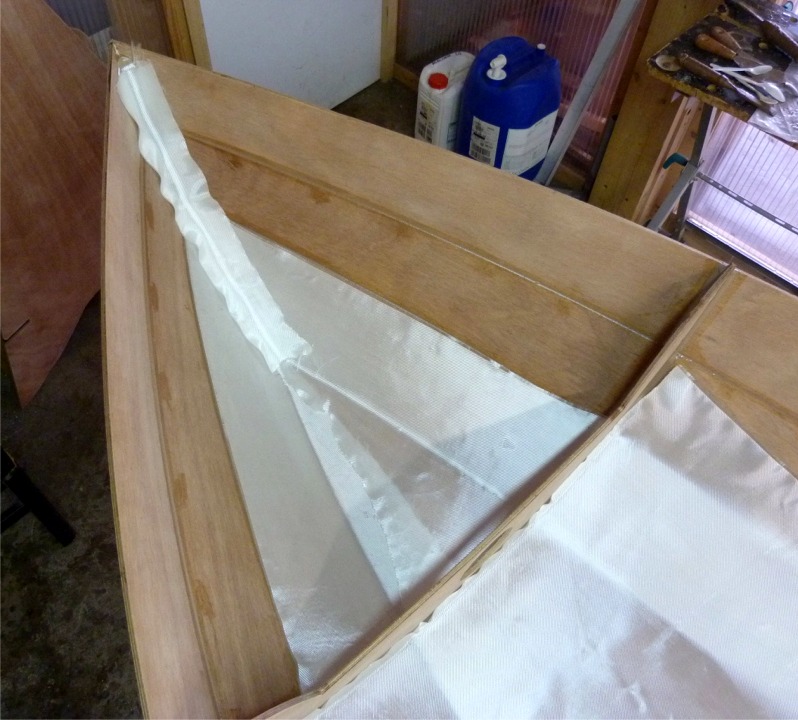 J'ai en fait dispos&eacute; 3 panneaux de tissu de verre dans le compartiment arri&egrave;re, idem &agrave; l'avant. Seul le compartiment central n'a qu'un panneau de tissu d'un seul tenant. 