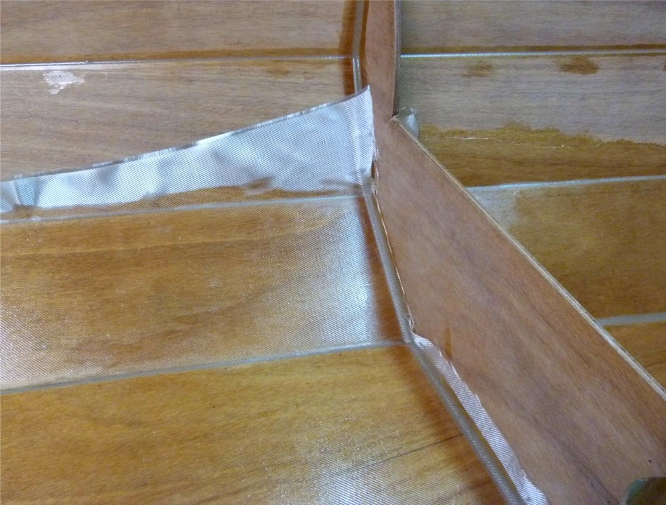 J'ai commenc&eacute; &agrave; saturer le tissu d'&eacute;poxy &agrave; la squeegee, et j'ai continu&eacute; au rouleau, afin de comparer les deux m&eacute;thodes (car je me pose en permanence des questions existentielles). Je n'ai finalement pas de pr&eacute;f&eacute;rence, les deux m&eacute;thodes ont chacune des inconv&eacute;nients. Le rouleau est plus facile sur les surfaces convexes, car l'&eacute;poxy coule, mais sur le plat ou le concave, je pense que la squeegee est meilleure. 