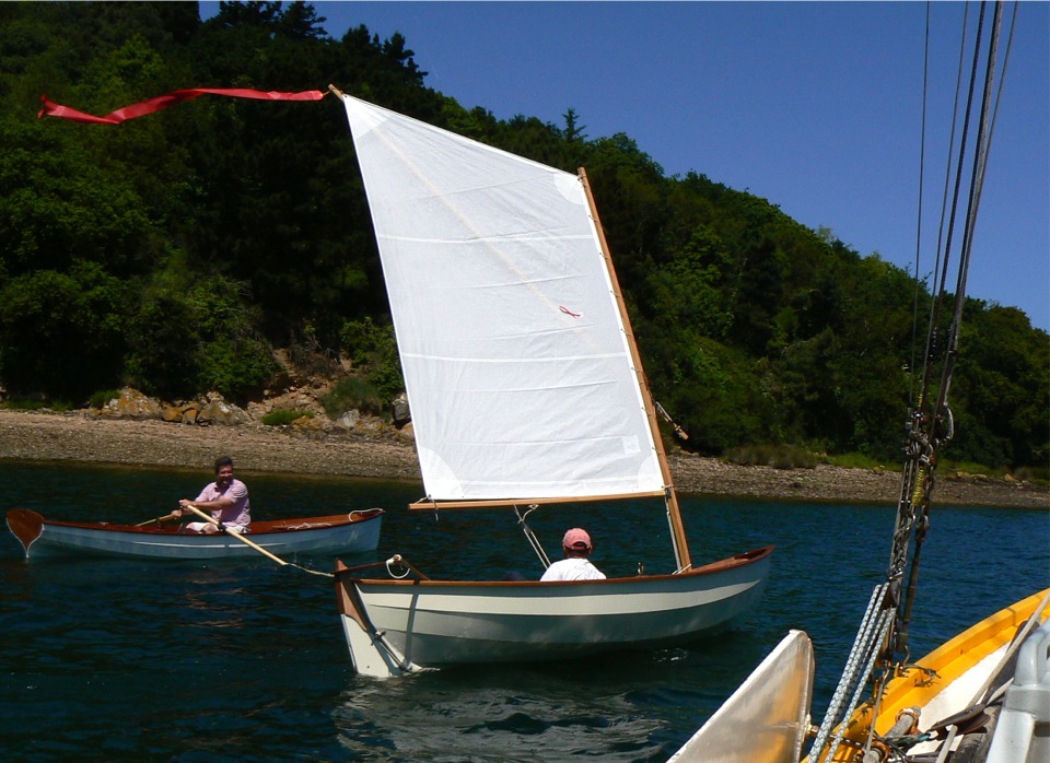 Les photos sont prises depuis le Reder Noz de mon fr&egrave;re Gilles. Heureusement que la flamme en bout de livarde flotte car on pourrait croire qu'il n'y pas de vent du tout. Mais c'est que la yole est rapide &agrave; l'aviron et se maintient sans trop de peine &agrave; la vitesse du Skerry par ce petit temps. 
