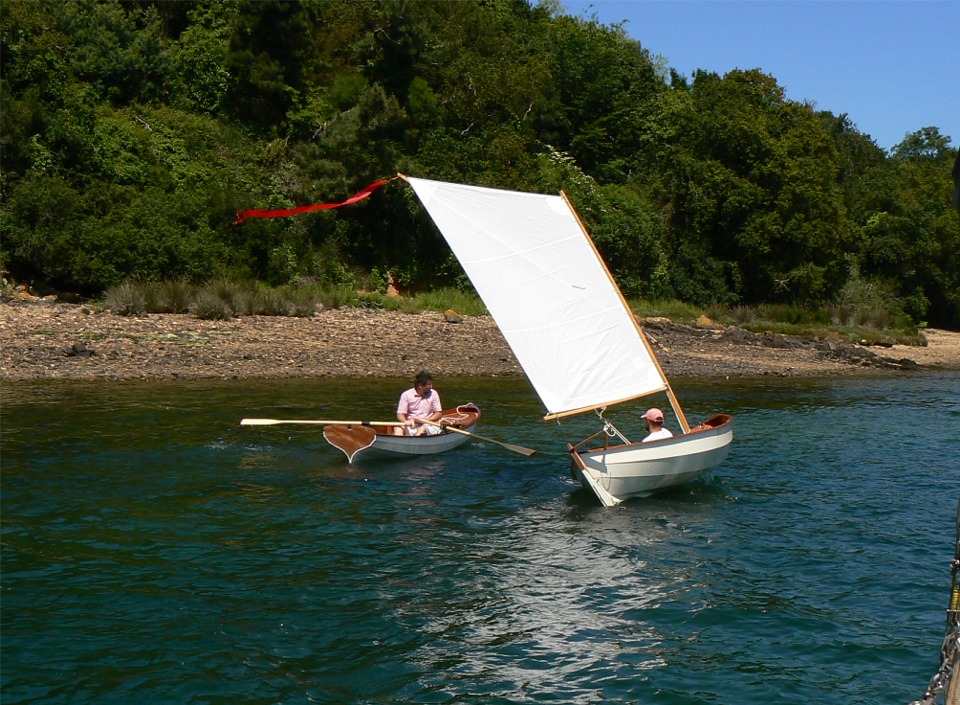 L'absence de sillage de ces bateaux extr&ecirc;mement l&eacute;gers rend presque impossible l'&eacute;valuation de leur mouvement sur une image statique. Gwendal laisse g&icirc;ter le Skerry pour tester sa stabilit&eacute; dynamique. C'est moi qui suis dans la yole. 
