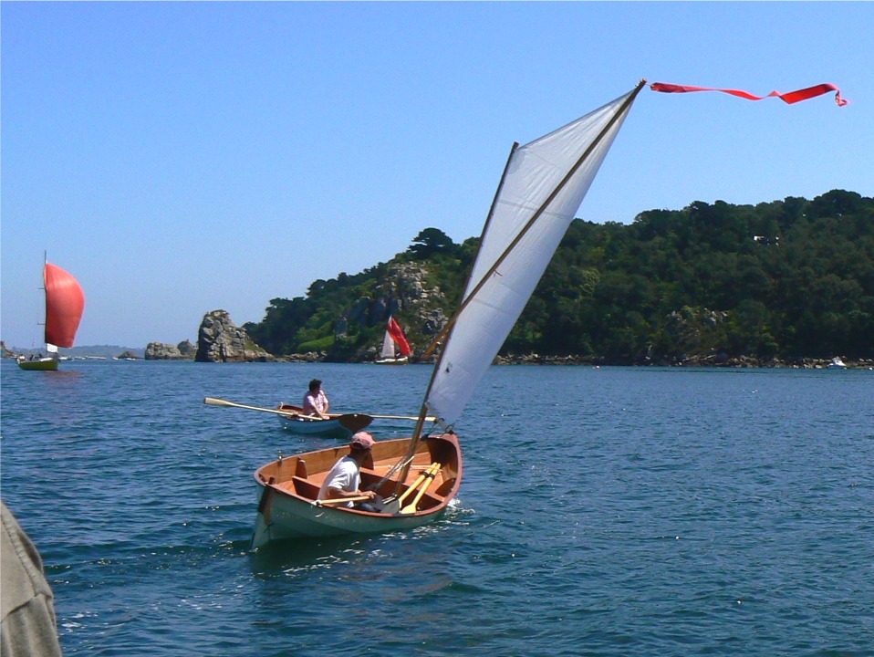 Ici le Skerry se d&eacute;cide &agrave; lever un tout petit sillage. Notez que si nous ne portons pas de gilet de sauvetage, nous en avons bien chacun un dans le bateau. La cl&eacute;mence des conditions nous incite &agrave; nous dispenser de les porter, mais nous ne devrions pas... 