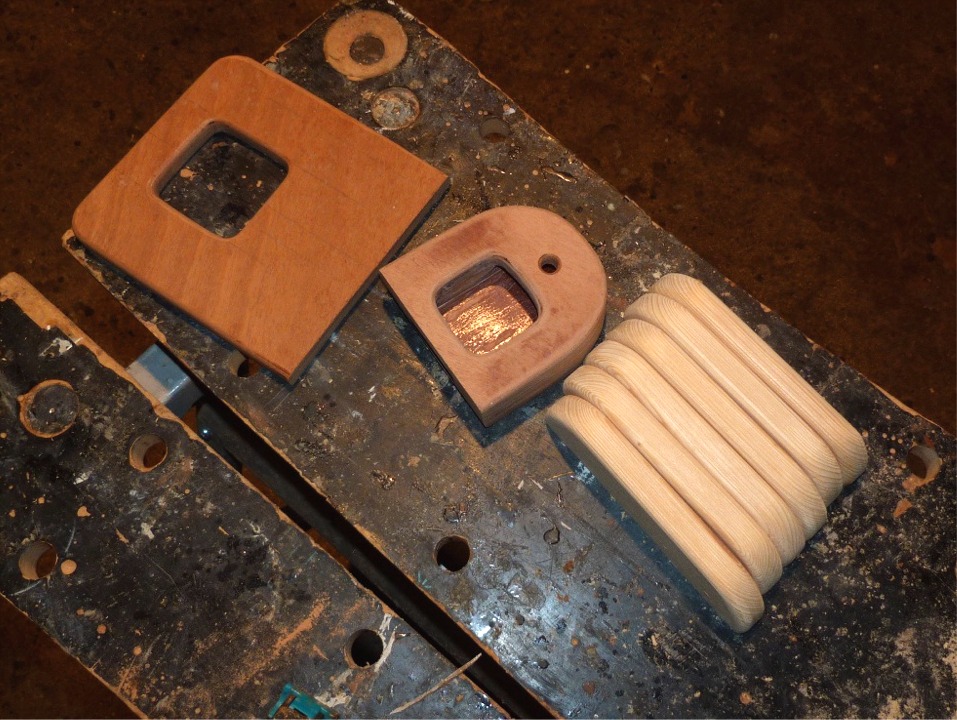 En parall&egrave;le, j'ai pr&eacute;par&eacute;, de gauche &agrave; droite, le renfort d'&eacute;tambrai &agrave; coller sous le si&egrave;ge avant, le pied de m&acirc;t et les six cale-pied (cale-pieds, cales-pied???). 