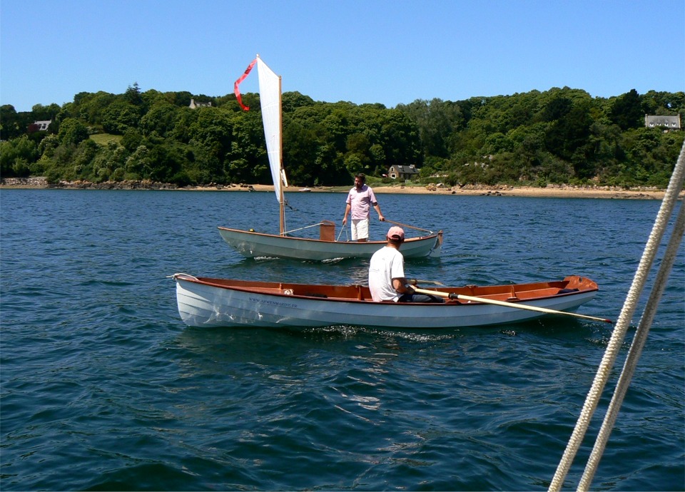 Les deux bateaux sont exactement de la même longueur, le Skerry ayant 30 cm de plus au maitre bau pour avoir un peu plus de stabilité de formes. J'ai échangé le Skerry contre la yole. 