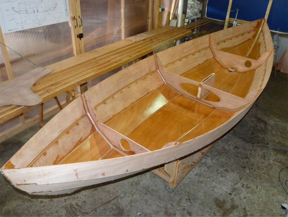 Je proc&egrave;de de m&ecirc;me avec le puits de d&eacute;rive, qui tient en place gr&acirc;ce &agrave; la vis qui le fixe sur la cloison centrale, et &agrave; deux vis &agrave; travers la sole, une dans chacune de ses "jambes". 