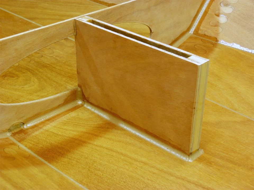 M&ecirc;me chose pour le puits de d&eacute;rive, avec de plus gros joints-cong&eacute;s. J'armerai le joint-cong&eacute; du pied du puits de d&eacute;rive en stratifiant dessus une bande de fibre de verre. Je ferai les courts joints-cong&eacute; du haut du puits en m&ecirc;me temps que ceux du dessous des si&egrave;ges. 