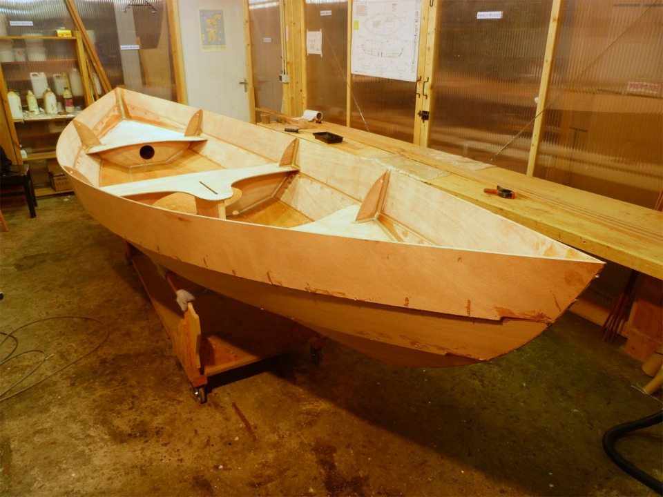 Je continue en collant les dessus des si&egrave;ges. 