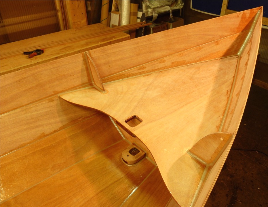 Voila le si&egrave;ge avant avec le trou de l'&eacute;tambrai : on distingue le renfort d'&eacute;tambrai coll&eacute; en-dessous. 