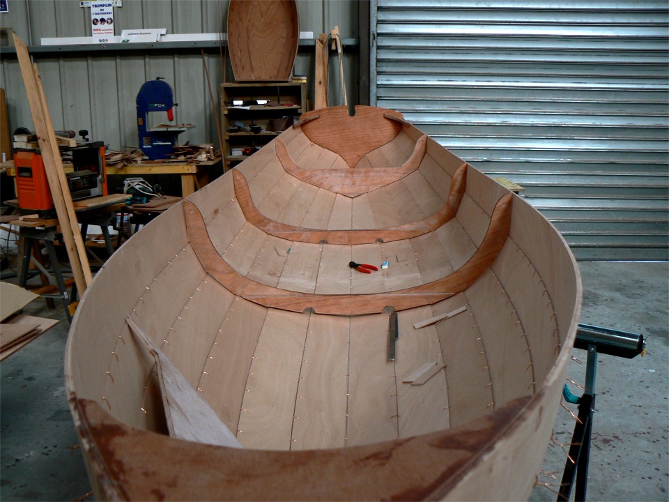 J'ai coll&eacute; les angles arri&egrave;re et la guirlande, alors que la structure int&eacute;rieure n'est pas encore fix&eacute;e. Les petits rectangles de CP que l'on voit &eacute;galement sur les deux images de part et d'autre sont les cales qui permettent de m&eacute;nager un espace pour conserver la mobilit&eacute; des planchers amovibles. 