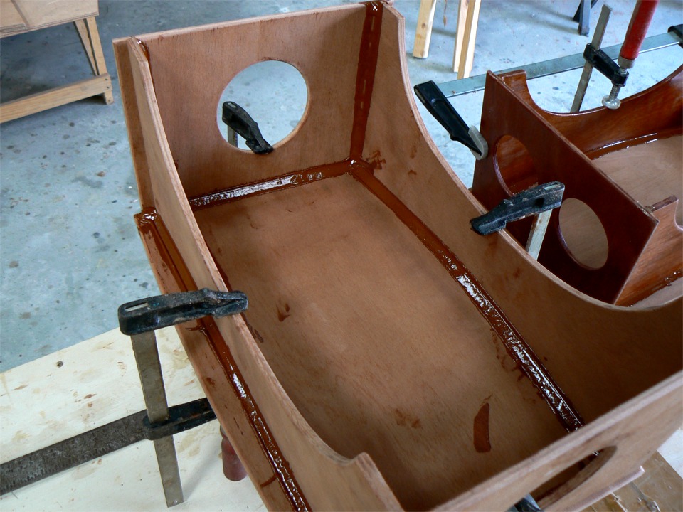 Détail de l'assemblage de l'un des tabourets. Il y a deux pointes laiton à chaque angle de l'assise et tout est collé à l'époxy chargée. 