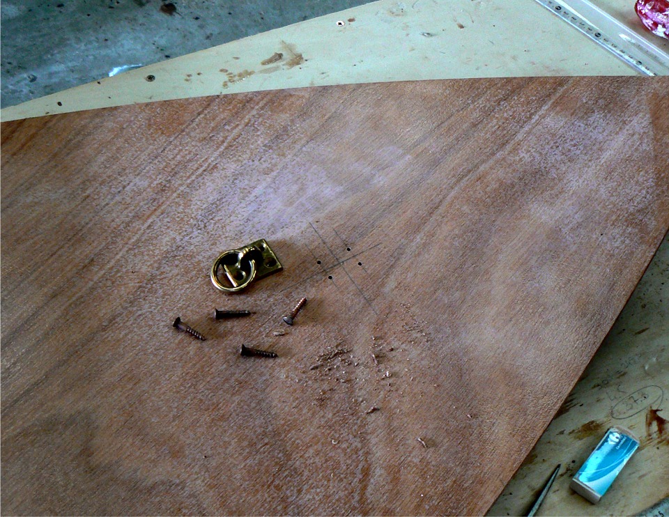 Pr&eacute;-montage de l'anneau d'amarrage. Je vais ensuite le d&eacute;monter et il ne retouvera ses vis que quand le pontage sera verni. 