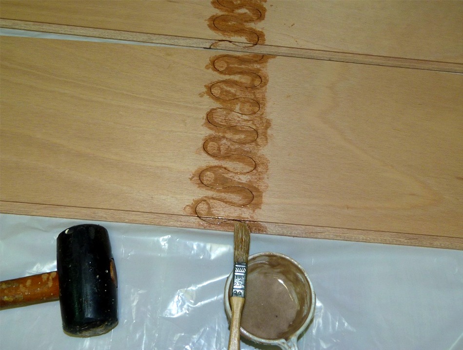 J'ai ensuite ajouté de l'époxy chargée sur la ligne de collage, afin de boucher la fente qui apparait encore. Je poncerai l'époxy qui restera en surface après son durcissement afin de nettoyer la surface afin de la vernir. 