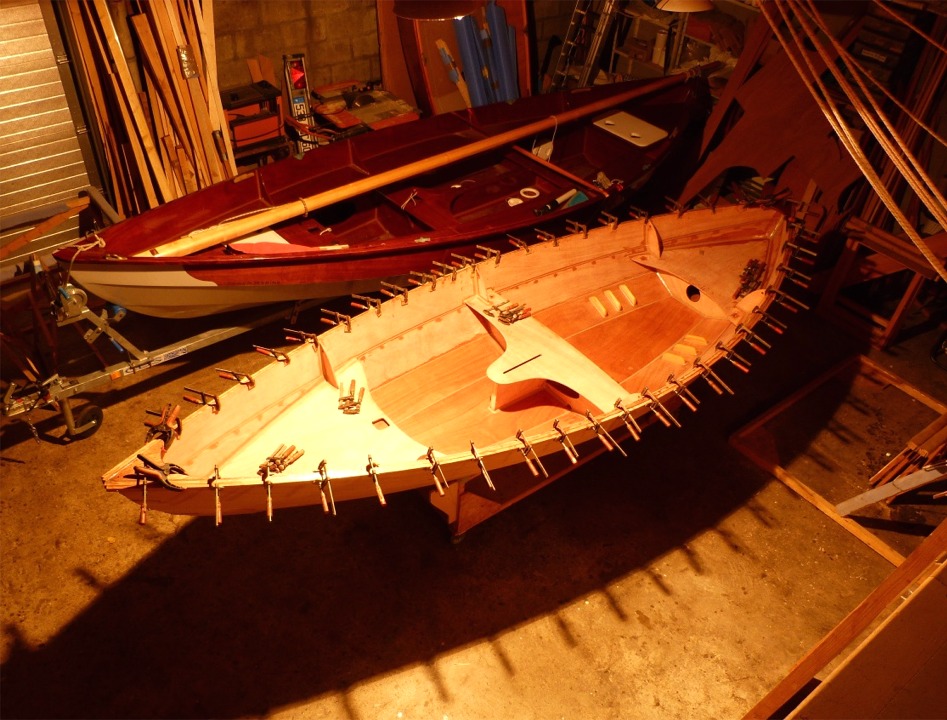 Le surlendemain, après avoir collé le second pli des listons, je sors ce nouveau Skerry de la partie chauffée de l'atelier pour faire place aux préparatifs de construction d'un autre Skerry. Un autre Skerry, alors que "Christophine" est loin d'être terminée, mais que se passe-t-il ? 