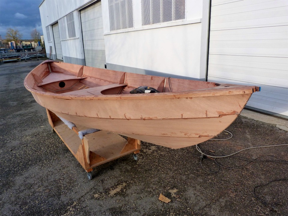 J'ai démonté les presses et sorti Christophine pour la finition des listons : ponceuse à bande pour araser la surface des deux listons et du bordé, scie et ponceuse pour arrondir les extrémités et enfin défonceuse avec la fraise en quart de rond pour casser l'arête extérieure des listons. 