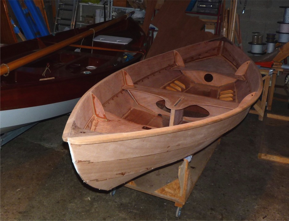 Christophine retourne à l'intérieur pour attendre que le Skerry qui va servir à montrer le processus de construction "cousu-collé" libère la partie chauffée de l'atelier. 