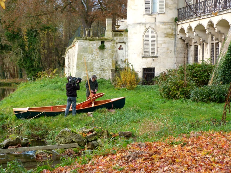 Charles-Edouard grée son Cavelier, répondant au doux nom de "Urpekoa", qui signifie sous-marin en basque : une façon de conjurer le sort... 