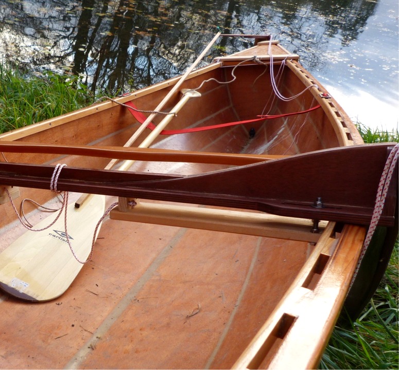 Les deux dérives pivotantes sont également sur un bras mobile, dont on voit ici le système de fixation, côté bâbord : on règle une fois pour toutes la tension sur la vis avec son écrou, à droite, puis le montage-démontage se fait en insérant le bloc en bout de levier. La fixation tribord est identique, de même que celles du bras d'étambrai. 