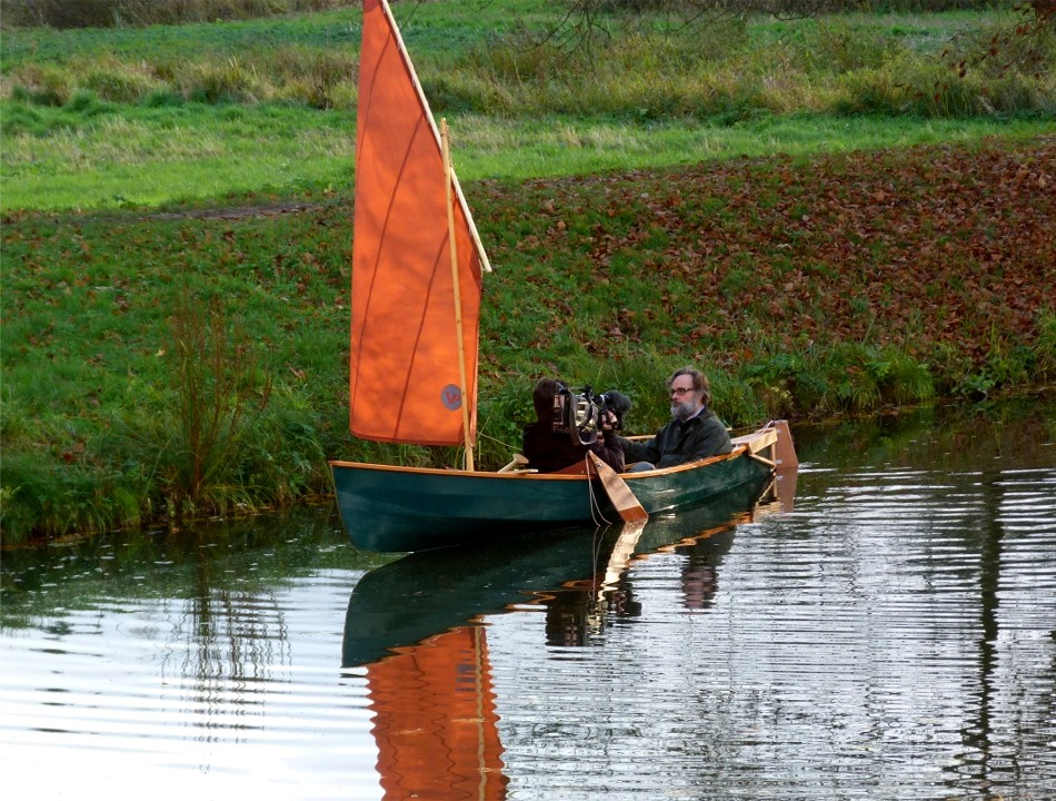 Encore un passage au portant le long de la rive, dans le soupçon de brise de cet après-midi de fin d'autonme. 