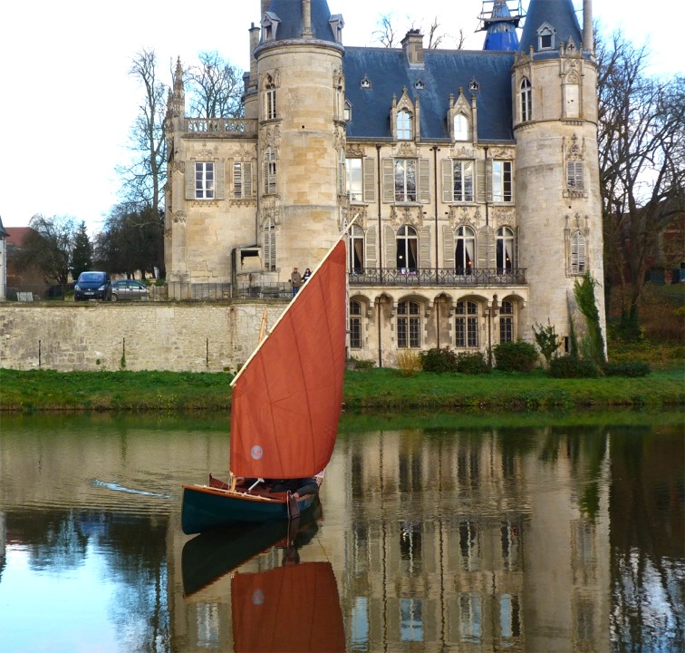 Dernière image avec le château en arrière-plan. Cliquez ici pour voir l'émission sur France 24. 