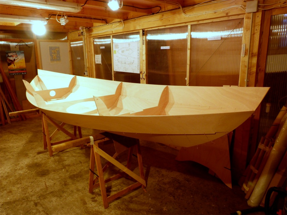 Voila où nous en sommes après le reportage : je vais finir la couture et faire le premier collage sur ce nouveau Skerry qui sera le 15e que je construis, seul ou accompagné, et le 38e Skerry en France, puis je le mettrai de coté en attendant d'avoir termi Christophine. 