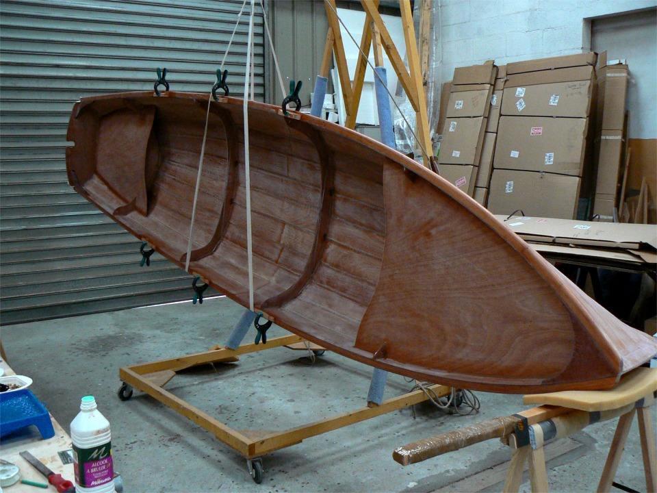 Je veux reposer la coque &agrave; l'envers en vue de la peinture sur l'ext&eacute;rieur, mais le retournement est un peu d&eacute;licat, du fait du collage en cours des sabots.