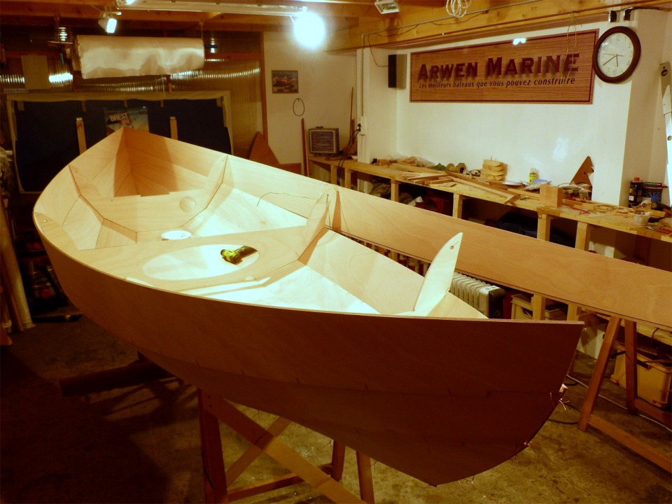 Je termine la couture par le bordé 3 tribord.