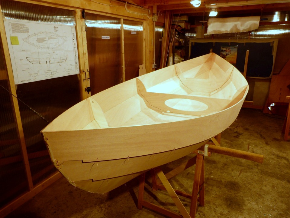 J'ai collé du ruban adhésif sur l'étambot car les bordés 2 sont peu jointifs à l'arrière, malgré leur repositionnement. L'adhésif empêchera l'époxy chargée du joint-congé de l'étambot de passer à travers. 