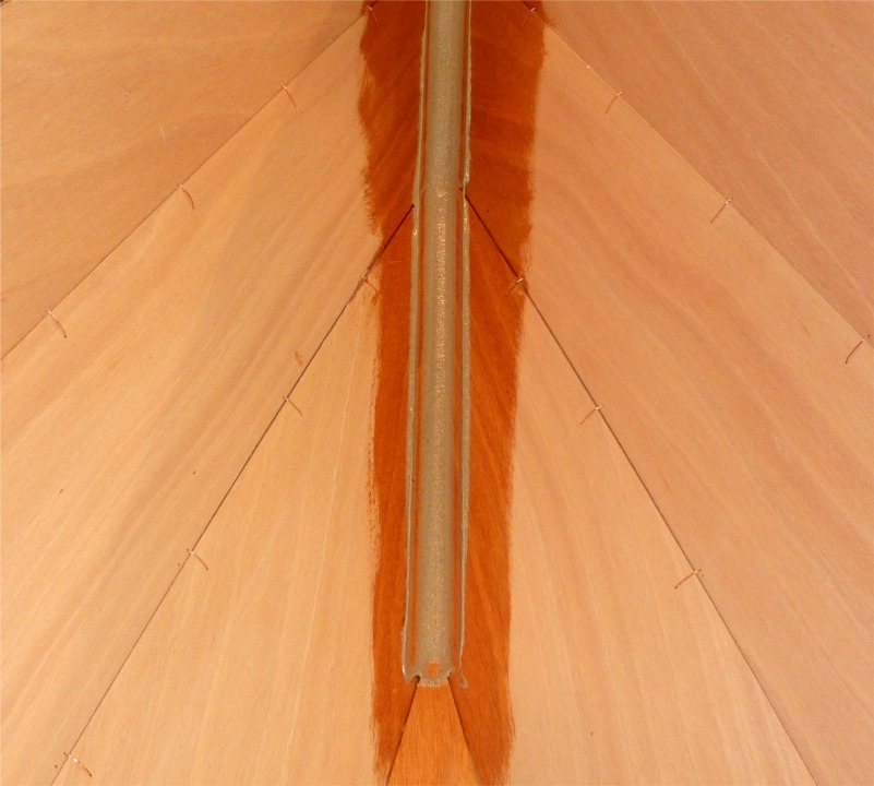 Voici le joint-congé de l'étrave apès le passage mon outil de lissage, que vous découvrirez sur l'image suivante. On voit clairement que je n'ai pas encore ramassé l'excédent d'époxy chargée, de part et d'autre du joint-congé. 