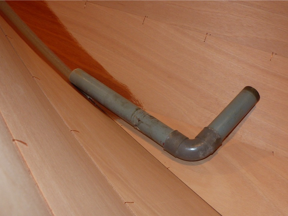 Voici l'outil à former et lisser les joints-congés : un simple bout de tube PVC, le coude est optionel (et totalement inutile). 