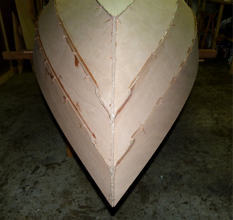 J'ai donc procédé au premier collage extérieur du nouveau Skerry. Avec ce numéro 15 (et 48 tous types confondus), je commence à approcher de la séquence optimale pour les opérations. Après la couture, je colle l'étrave, l'étambot et les deux membrures des extrémités avant de tourner la coque pour déposer un filet d'époxy chargée dans tous les joints entre la sole et les bordés. Au passage, cette photo souligne l'intérêt de protéger le sol, si votre épouse a consneti à ce vous construisiez votre bateau dans le salon... 