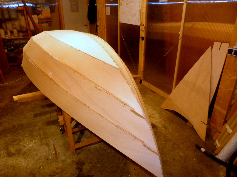 Et voila la coque totalement collée sur l'extérieur. Après durcissement, je vais la remettre à l'endroit pour la suite des opérations jusqu'au collage des listons. 