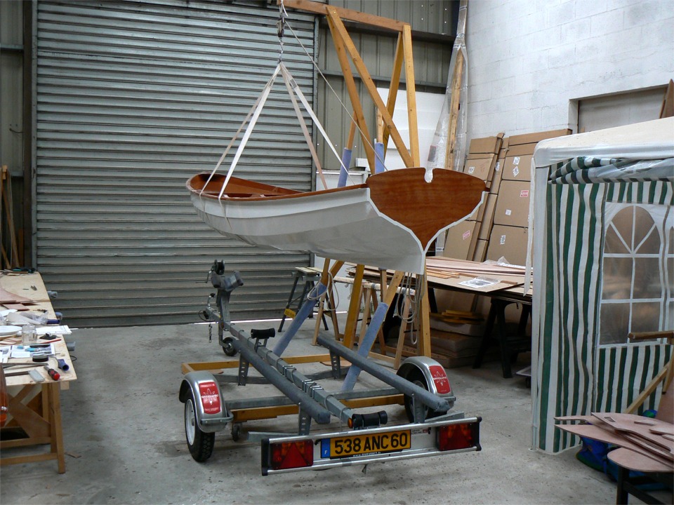 Apr&egrave;s seulement un jour et demi de s&eacute;chage, je me risque &agrave; retourner la coque pour la poser sur la remorque : c'est qu'on part demain &agrave; Brest, avec une escale &agrave; Paimpol pour charger le Skerry ! Je ne sais pas si j'aurai facilement acc&egrave;s &agrave; une connexion internet &agrave; Brest : j'esp&egrave;re faire une mise &agrave; jour en direct live, mais ne retenez pas votre respiration ! 