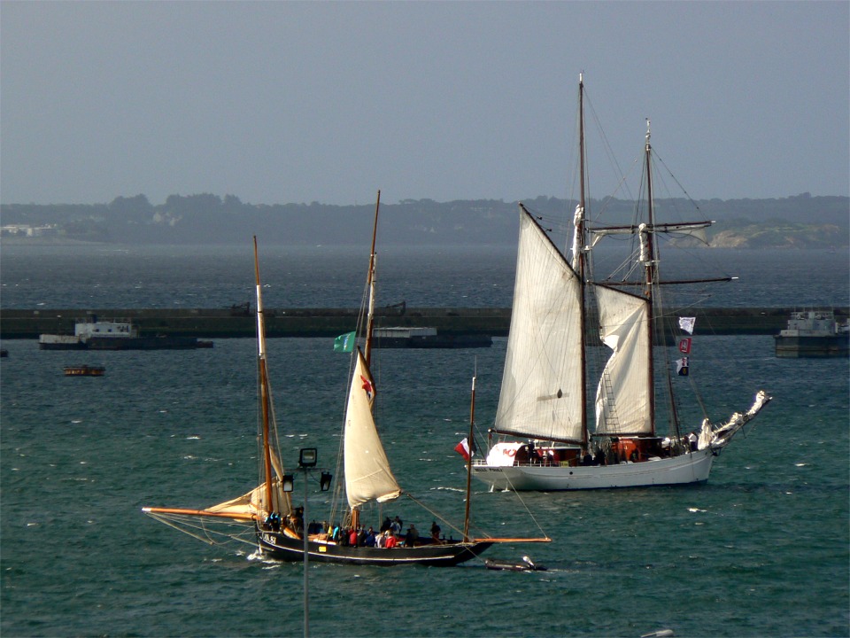 La "Belle Poule" en train d'envoyer sa misaine, bout au vent, pendant que la "Cancalaise" envoie ses voiles en traversant l'avant-port au moteur. Notez qu'il y a un ris dans le grand-voile de la "Cancalaise" alors que la "Belle Poule envoie toutes ses voiles basses, et je l'ai vue plus tard &agrave; peine git&eacute;e alors que &ccedil;a soufflait bien (11 juillet). 