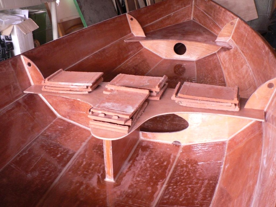 Richard nous envoie deux nouvelles images de son Skerry : ici collage du banc central. Le Skerry de Richard sera pr&ecirc;t pour la saison 2012, avisse ! 