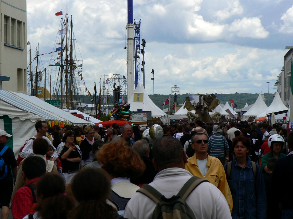 La foule. Ceux qui ont de bons yeux distinguent un dragon perdu au milieu de tout cela (l&agrave; o&ugrave; &ccedil;a fume.) 
