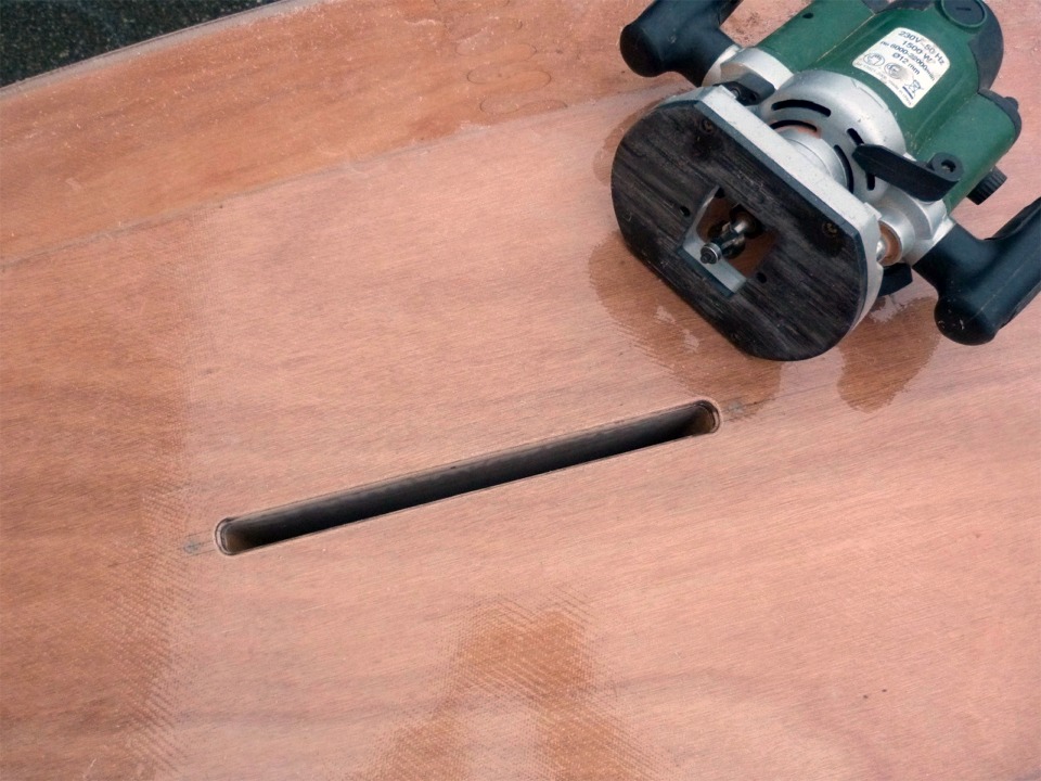 Et je termine avec une seconde d&eacute;fonceuse sur laquelle est mont&eacute;e une fraise en quart de rond, &eacute;galement guid&eacute;e. Il ne reste plus qu'&agrave; passer un coup de papier de verre pour "finir" les bords de la fente, puis je stratifierai des bandes de fibre de verre sur l'ar&ecirc;te afin de la renforcer et de la mettre &agrave; l'abri de l'humidit&eacute;. 