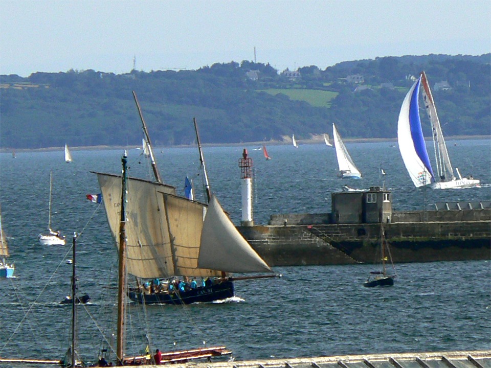 La "Cancalaise" sous foc, misaine et grand-voile. Trop de vent pour l'artimon, les huniers et les cacatois, que nous verrons quelques jours plus tard. 