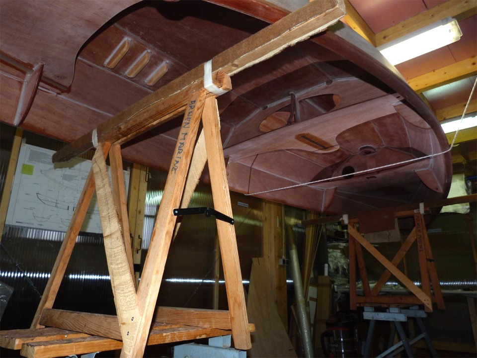 Pour l'op&eacute;ration suivante, le Skerry reste retourn&eacute;, mais je le juche en hauteur en posant les tr&eacute;teaux sur des &eacute;tablis afin de faire les joints sous le bord des si&egrave;ges. Je peux ainsi travailler debout sous le bateau, les joints sont juste &agrave; hauteur de mes yeux. 